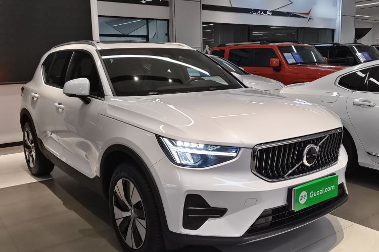 Used Volvo XC40 2025 B3 Smart & Luxurious Edition Front Right 45 Deg