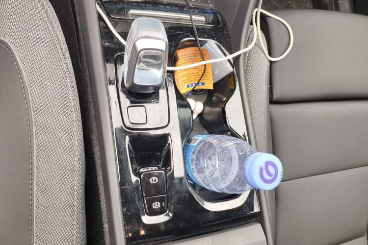 Used Volvo XC40 2025 B3 Smart & Luxurious Edition Gear Lever