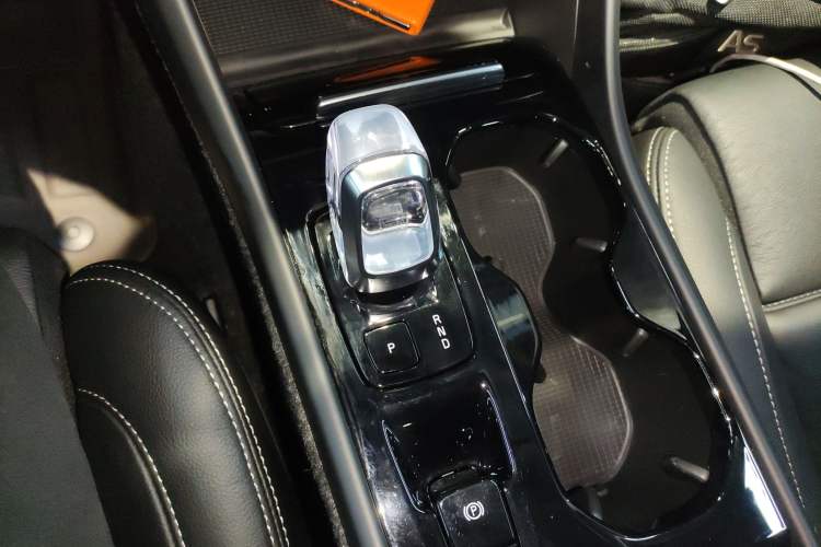 Used Volvo XC40 2025 B4 4x4 Smart Luxury Edition Gear Lever