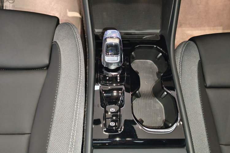 Used Volvo XC40 2025 B3 Smart & Luxurious Edition Gear Lever
