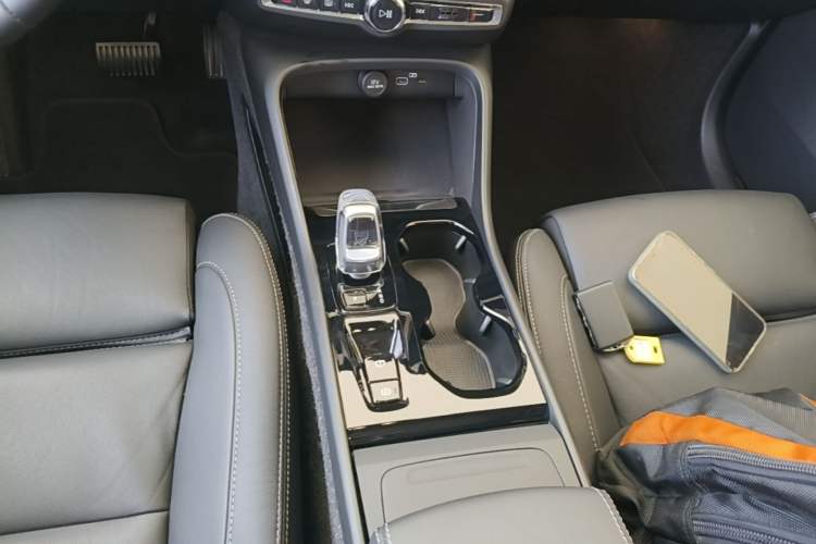 Used Volvo XC40 2025 B4 4x4 Smart Luxury Edition Gear Lever