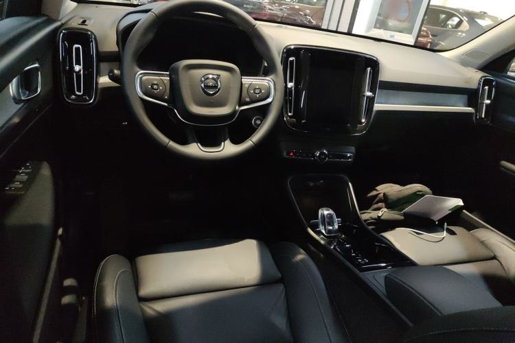 Used Volvo XC40 2025 B4 4x4 Smart Luxury Edition Interior 2