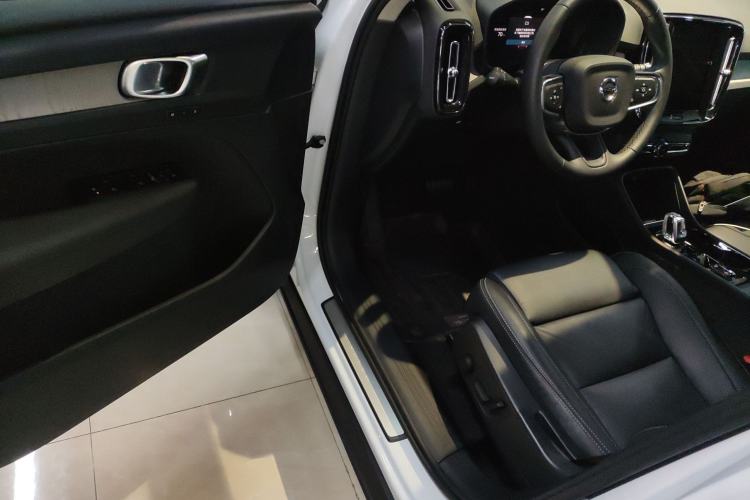 Used Volvo XC40 2025 B4 4x4 Smart Luxury Edition Interior 3