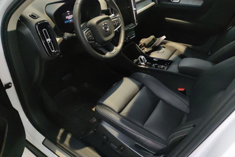 Used Volvo XC40 2025 B4 4x4 Smart Luxury Edition Left Front Seat