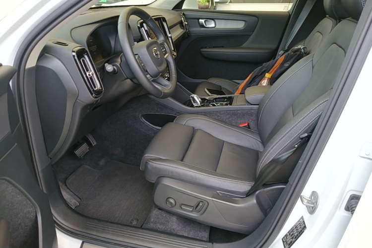 Used Volvo XC40 2025 B4 4x4 Smart Luxury Edition Left Front Seat