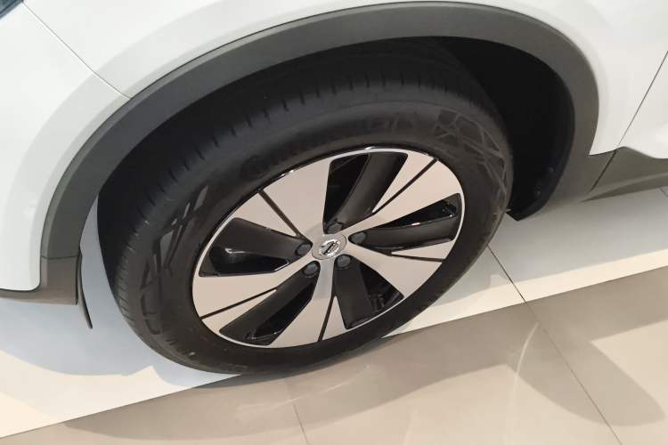 Used Volvo XC40 2025 B3 Smart & Luxurious Edition Left Front Wheel Hub