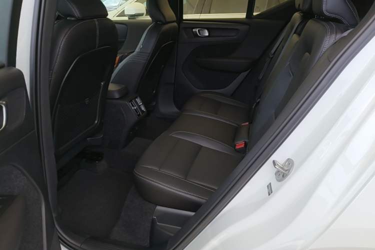 Used Volvo XC40 2025 B4 4x4 Smart Luxury Edition Left Rear Seat