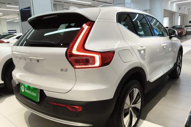 Used Volvo XC40 2025 B3 Smart & Luxurious Edition Rear Right 45 Deg