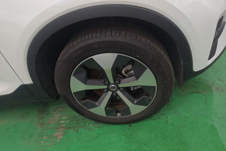 Used Volvo XC40 2025 B4 4x4 Smart Luxury Edition Right Front Wheel Hub
