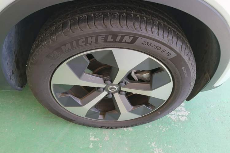 Used Volvo XC40 2025 B4 4x4 Smart Luxury Edition Right Front Wheel Hub