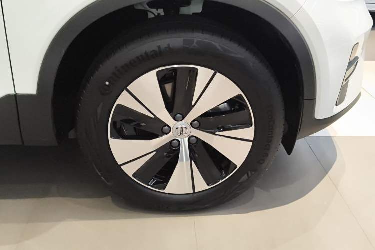 Used Volvo XC40 2025 B3 Smart & Luxurious Edition Right Rear Wheel Hub