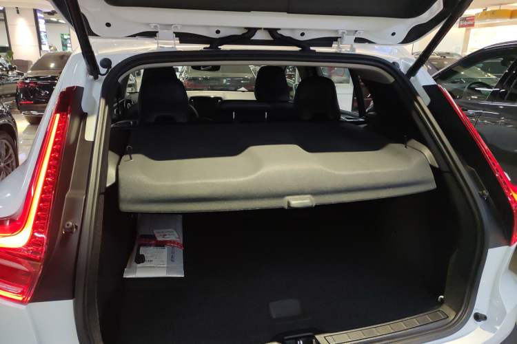 Used Volvo XC40 2025 B4 4x4 Smart Luxury Edition Trunk