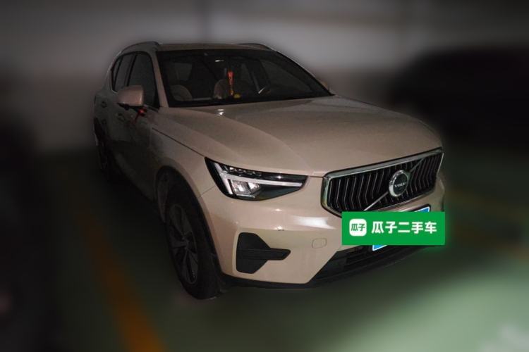 Used Volvo XC40 2025 B3 Smart & Luxurious Edition Front Right 45 Deg
