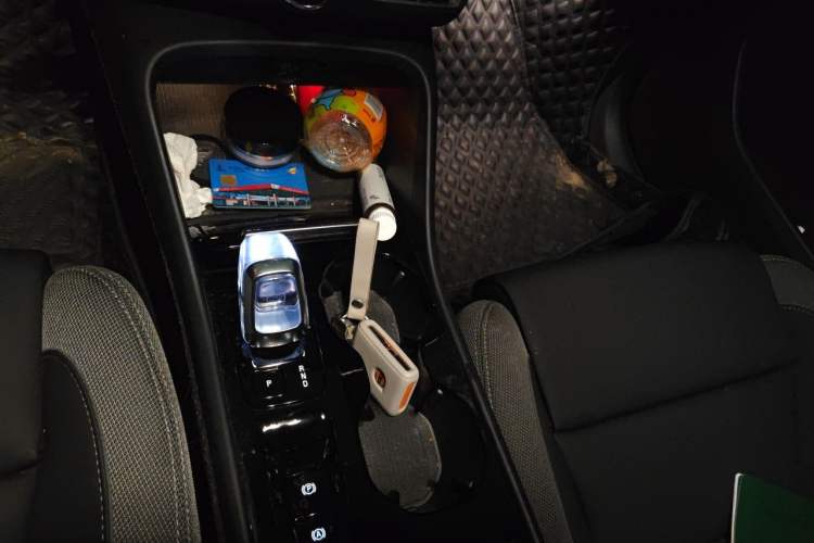 Used Volvo XC40 2025 B3 Smart & Luxurious Edition Gear Lever
