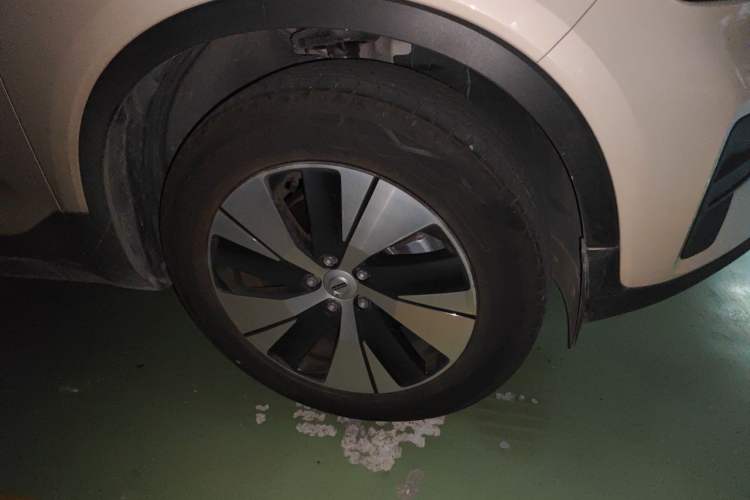 Used Volvo XC40 2025 B3 Smart & Luxurious Edition Right Front Wheel Hub