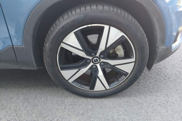 Used Volvo XC40 New Energy 2021 P8 Pure Electric All-Wheel Drive Smart Luxury Sport Edition Right Front Wheel Hub