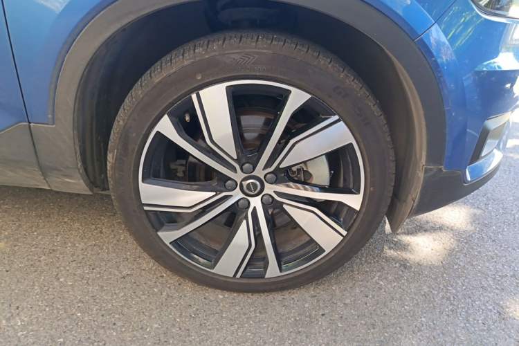Used Volvo XC40 New Energy 2021 P8 Pure Electric All-Wheel Drive Smart Luxury Sport Edition Right Front Wheel Hub