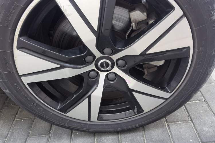 Used Volvo XC40 New Energy 2021 P8 Pure Electric All-Wheel Drive Smart Luxury Sport Edition Right Front Wheel Hub