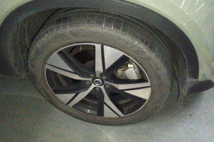 Used Volvo XC40 New Energy 2021 P8 Pure Electric All-Wheel Drive Smart Luxury Sport Edition Right Front Wheel Hub
