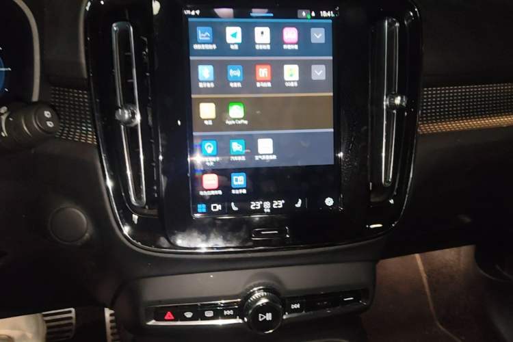 Used Volvo XC40 New Energy 2021 P8 Pure Electric All-Wheel Drive Smart Luxury Sport Edition Audio And AC Panel