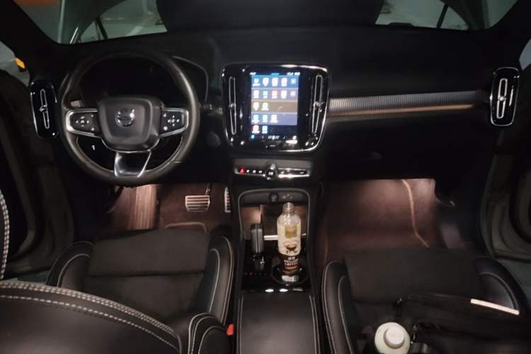 Used Volvo XC40 New Energy 2021 P8 Pure Electric All-Wheel Drive Smart Luxury Sport Edition Center Console