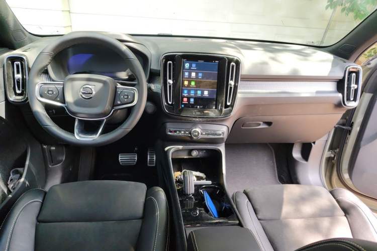 Used Volvo XC40 New Energy 2021 P8 Pure Electric All-Wheel Drive Smart Luxury Sport Edition Center Console