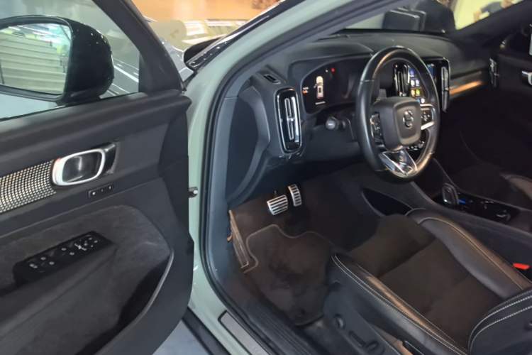 Used Volvo XC40 New Energy 2021 P8 Pure Electric All-Wheel Drive Smart Luxury Sport Edition Driver Seat