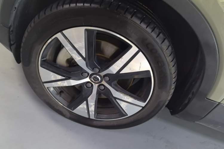 Used Volvo XC40 New Energy 2021 P8 Pure Electric All-Wheel Drive Smart Luxury Sport Edition Left Front Wheel Hub