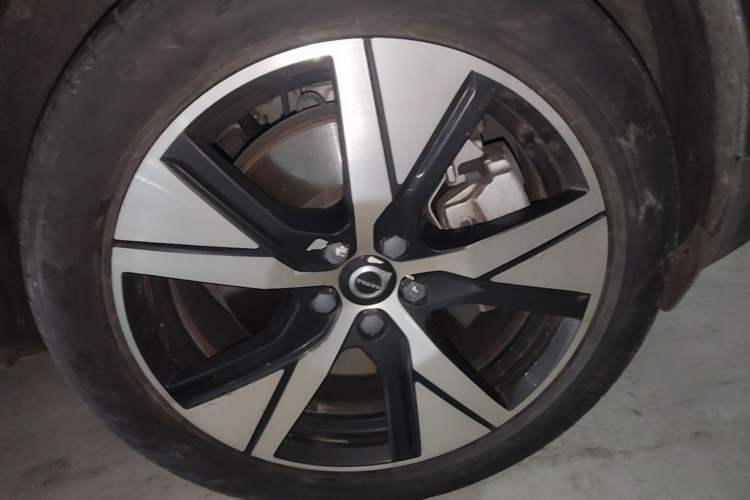 Used Volvo XC40 New Energy 2021 P8 Pure Electric All-Wheel Drive Smart Luxury Sport Edition Right Front Wheel Hub