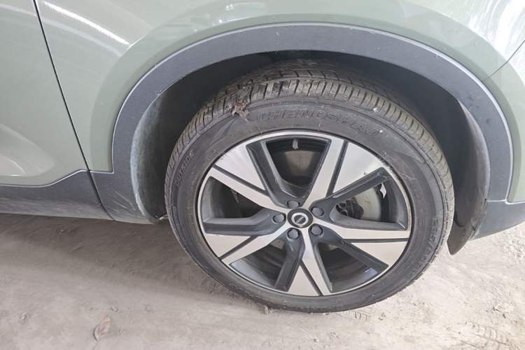 Used Volvo XC40 New Energy 2021 P8 Pure Electric All-Wheel Drive Smart Luxury Sport Edition Right Front Wheel Hub