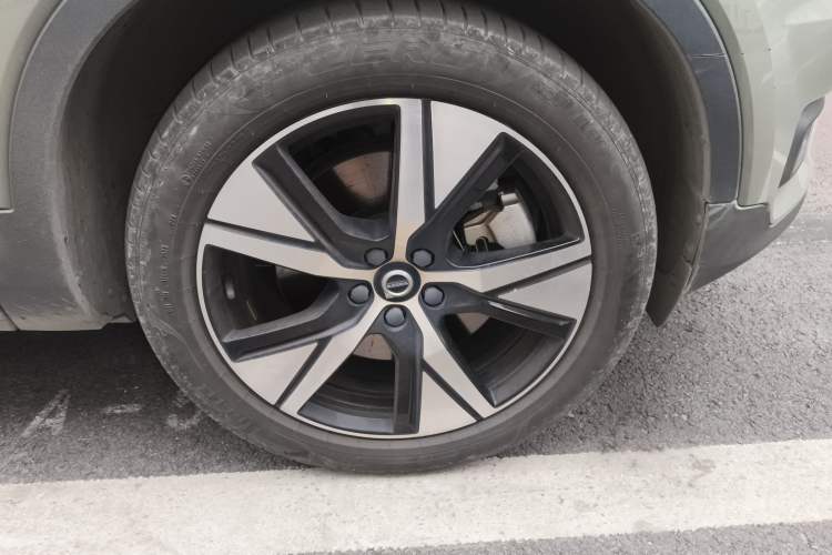 Used Volvo XC40 New Energy 2021 P8 Pure Electric All-Wheel Drive Smart Luxury Sport Edition Right Front Wheel Hub
