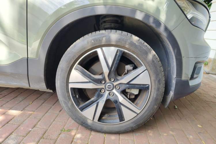 Used Volvo XC40 New Energy 2021 P8 Pure Electric All-Wheel Drive Smart Luxury Sport Edition Right Front Wheel Hub
