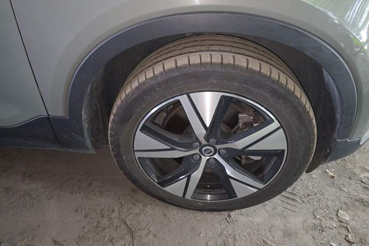 Used Volvo XC40 New Energy 2021 P8 Pure Electric All-Wheel Drive Smart Luxury Sport Edition Right Front Wheel Hub