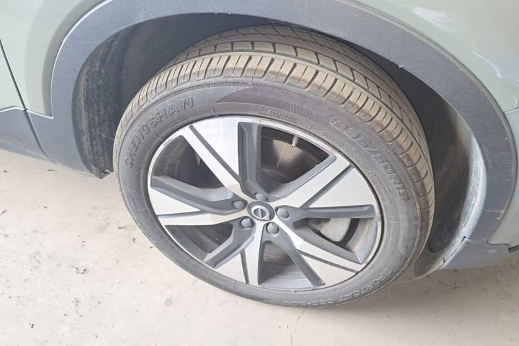 Used Volvo XC40 New Energy 2021 P8 Pure Electric All-Wheel Drive Smart Luxury Sport Edition Right Front Wheel Hub