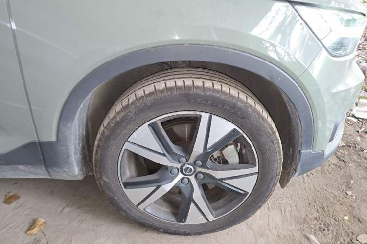 Used Volvo XC40 New Energy 2021 P8 Pure Electric All-Wheel Drive Smart Luxury Sport Edition Right Front Wheel Hub