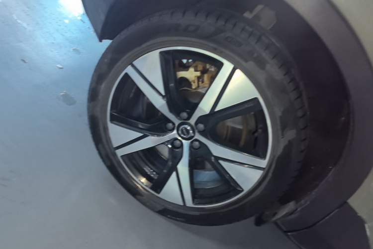 Used Volvo XC40 New Energy 2021 P8 Pure Electric All-Wheel Drive Smart Luxury Sport Edition Right Rear Wheel Hub