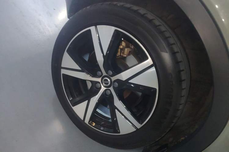 Used Volvo XC40 New Energy 2021 P8 Pure Electric All-Wheel Drive Smart Luxury Sport Edition Right Rear Wheel Hub