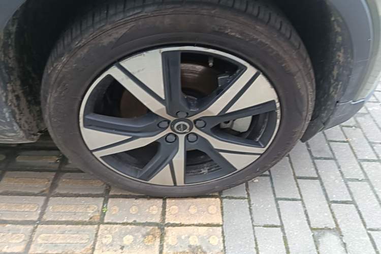 Used Volvo XC40 New Energy 2021 P8 Pure Electric All-Wheel Drive Smart Luxury Sport Edition Right Front Wheel Hub