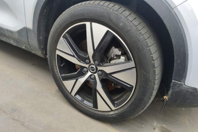 Used Volvo XC40 New Energy 2021 P8 Pure Electric All-Wheel Drive Smart Luxury Sport Edition Right Front Wheel Hub