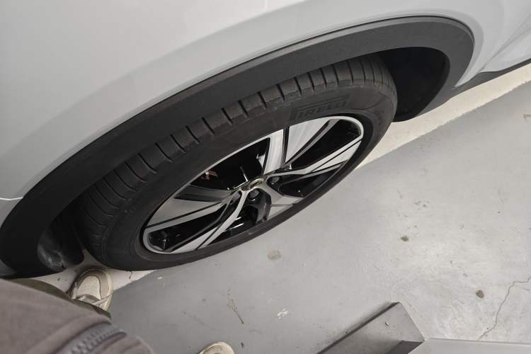 Used Volvo XC40 New Energy 2021 P8 Pure Electric All-Wheel Drive Smart Luxury Sport Edition Left Front Wheel Hub