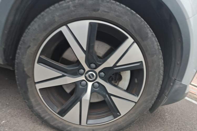 Used Volvo XC40 New Energy 2021 P8 Pure Electric All-Wheel Drive Smart Luxury Sport Edition Right Front Wheel Hub