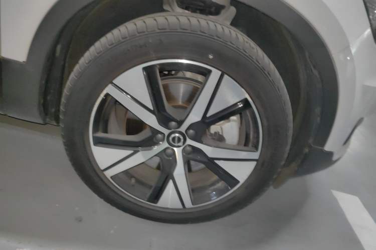 Used Volvo XC40 New Energy 2021 P8 Pure Electric All-Wheel Drive Smart Luxury Sport Edition Right Front Wheel Hub