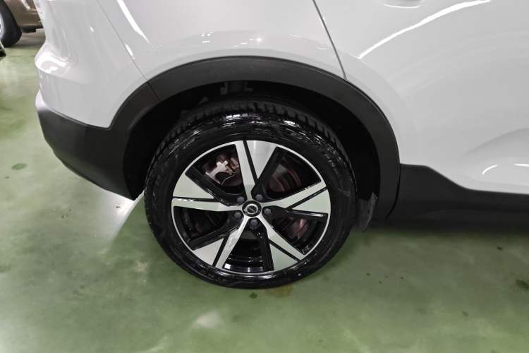 Used Volvo XC40 New Energy 2021 P8 Pure Electric All-Wheel Drive Smart Luxury Sport Edition Right Rear Wheel Hub