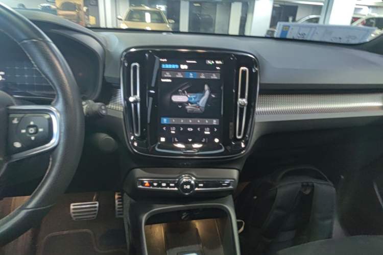 Used Volvo XC40 New Energy 2021 P8 Pure Electric All-Wheel Drive Smart Luxury Sport Edition Audio And AC Panel