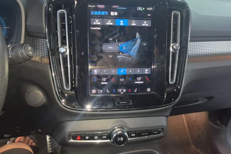 Used Volvo XC40 New Energy 2021 P8 Pure Electric All-Wheel Drive Smart Luxury Sport Edition Audio And AC Panel