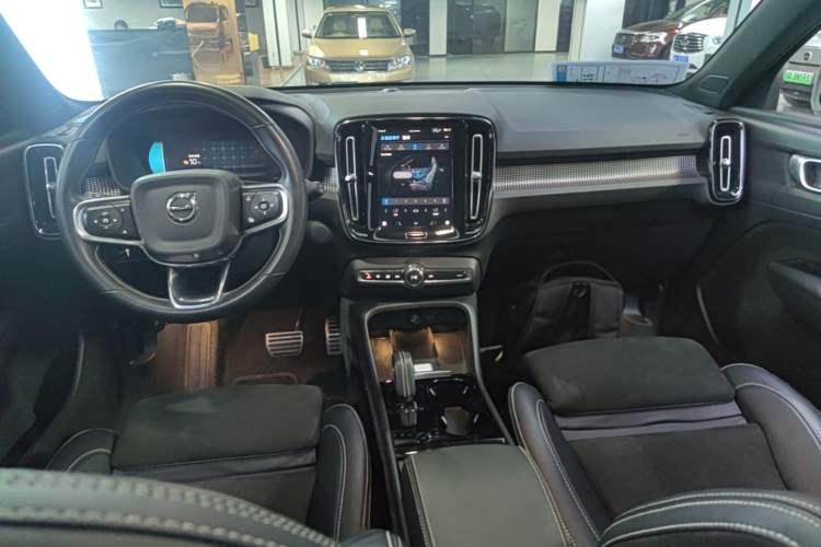 Used Volvo XC40 New Energy 2021 P8 Pure Electric All-Wheel Drive Smart Luxury Sport Edition Center Console