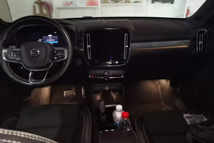 Used Volvo XC40 New Energy 2021 P8 Pure Electric All-Wheel Drive Smart Luxury Sport Edition Center Console