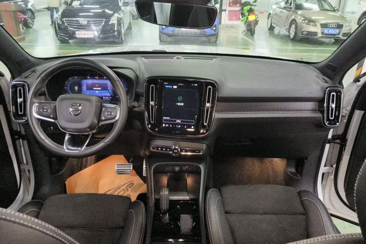 Used Volvo XC40 New Energy 2021 P8 Pure Electric All-Wheel Drive Smart Luxury Sport Edition Center Console