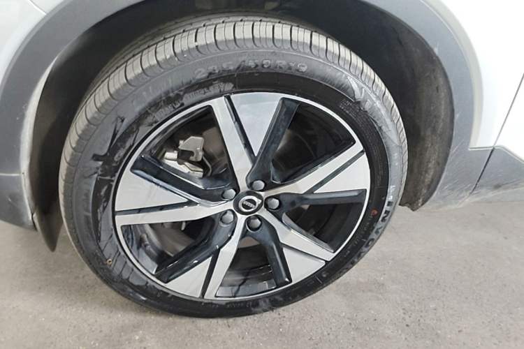 Used Volvo XC40 New Energy 2021 P8 Pure Electric All-Wheel Drive Smart Luxury Sport Edition Left Front Wheel Hub