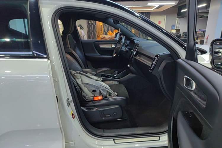 Used Volvo XC40 New Energy 2021 P8 Pure Electric All-Wheel Drive Smart Luxury Sport Edition Right Front Seat